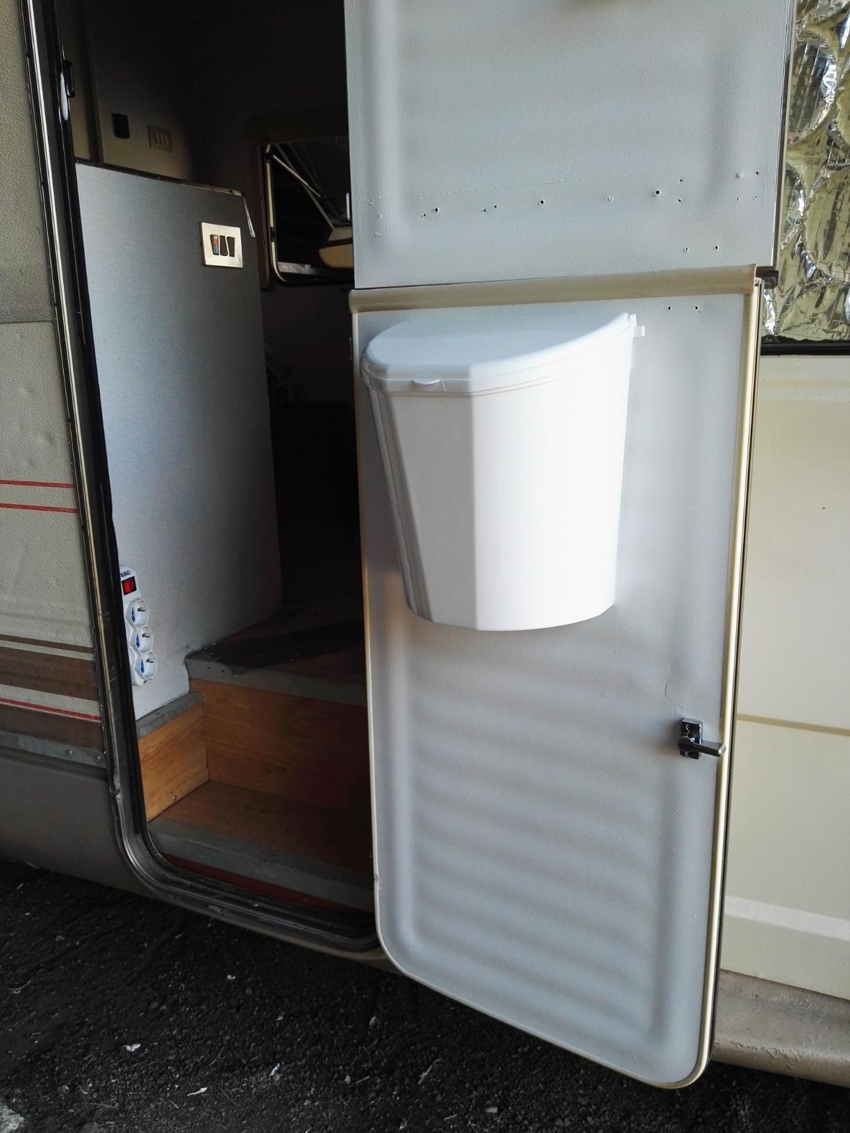 Brunner Pillar XL cestino 10 l bianco con coperchio